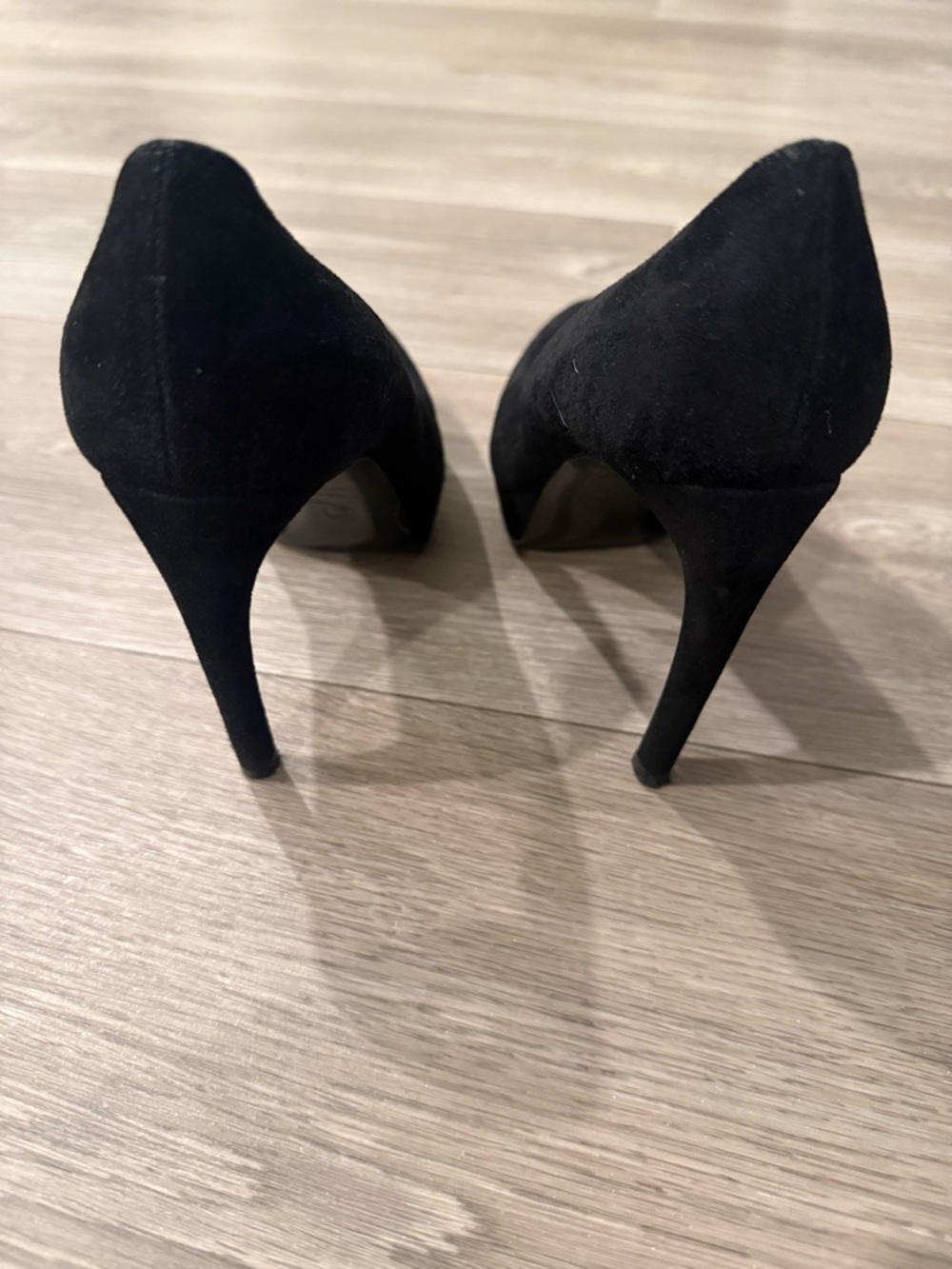 Alexander McQueen Black Suede Pointed Toe Heels - Picture 2 of 5